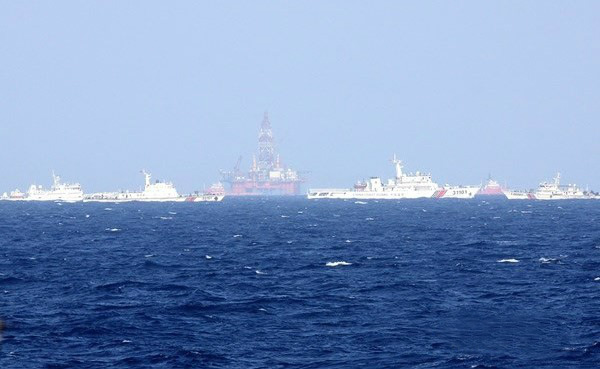 Trung Quốc đã huy động nhiều tàu quân sự để bảo vệ giàn khoan Hải Dương 981 hạ đặt trái phép trong vùng biển của Việt Nam (Ảnh: TTXVN)