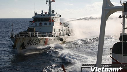 Tàu Trung Quốc ngang ngược dùng vòi rồng tấn công tàu cảnh sát biển Việt Nam. Ảnh: Vietnam+