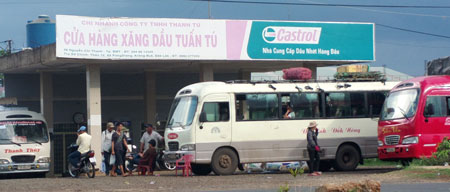 Có tới 3 xe khách lập bến cóc, bày bàn ghế ngồi đón khách ngay cây xăng Tuấn Tú đối diện bến xe Đắk Lắk