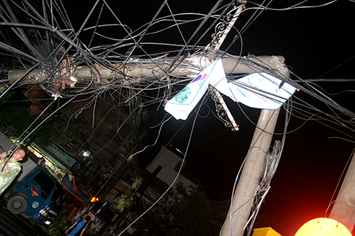 Khi cây đổ xuống vướng vào dây điện, lập tức kéo căng toàn bộ hệ thống dây khiến cây cột điện bị gãy theo.