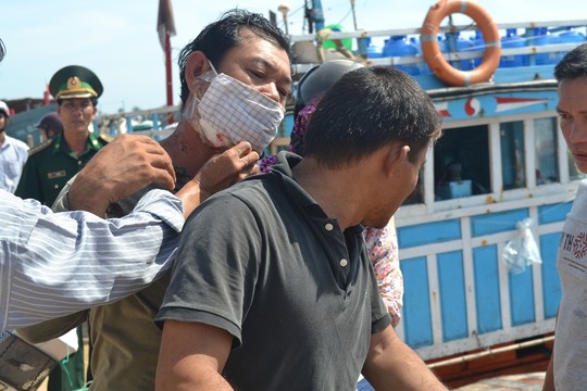 Ngư dân Lê Văn Hường bị mảnh kính văng vào cổ (ảnh: Người lao động)