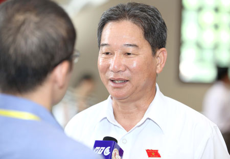 Đại biểu Nguyễn Bá Thuyền (Lâm Đồng) trả lời phỏng vấn báo chí