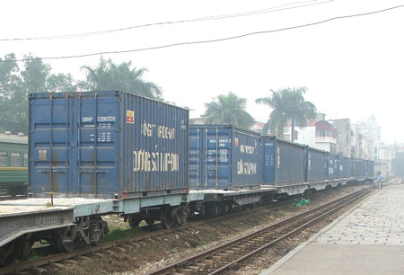 Tàu chở container tại ga Hải Phòng