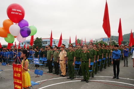 Đông đảo quần chúng, nhân dân, đoàn viên thanh niên và lực lượng vũ trang tham gia ngày hội.
