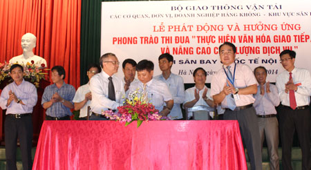 Thứ trưởng Bộ GTVT Phạm Quý Tiêu và Chủ tịch Công đoàn GTVT Việt Nam Đỗ Nga Việt chứng kiến các đơn vị ký cam kết tại Cảng hàng không Quốc tế Nội Bài