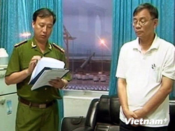 Nguyên Phó tổng giám đốc Cảng Quảng Ninh Đinh Ngọc Uyên nghe quyết định bắt tạm giam. (Ảnh: Văn Đức/Vietnam+)