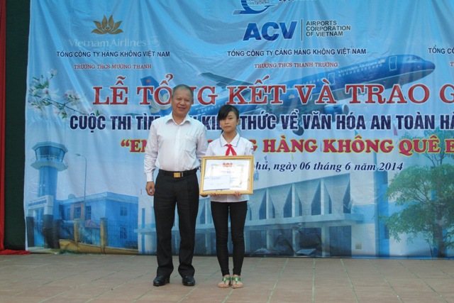 Ông Võ Huy Cường- Phó Cục trưởng Cục hàng không VN trao giải Nhất tập thể cho lớp 9D1 trường THCS Thanh Trường