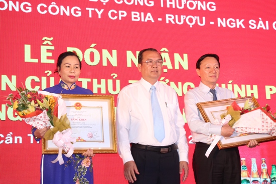 Chủ tịch HĐQT SABECO Phan Đăng Tuất và Tổng Giám đốc Phạm Thị Hồng Hạnh vinh dự nhận bằng khen của Thủ tướng Chính phủ vì thành tích trong giai đoạn từ 2009 - 2013