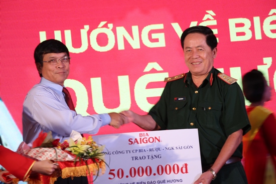 Bia Sài Gòn tặng 50 triệu đồng quyên góp tại buổi lễ cho cảnh sát biển Việt Nam- Trung tướng Đinh Văn Cai - Bí thư đảng ủy - Chính ủy Quân khu 9 nhận món quà để chuyển cho CSB