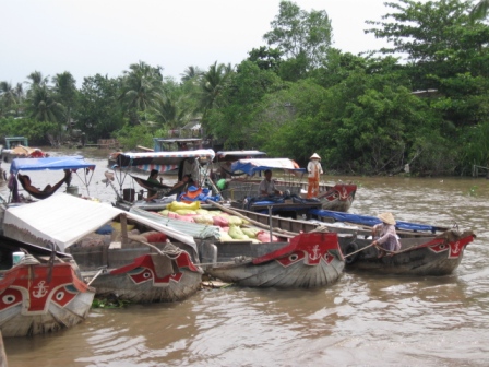 Đầu tư giao thông thủy sẽ tiết kiệm chi phí vận tải và góp phần giảm tải giao thông đường bộ