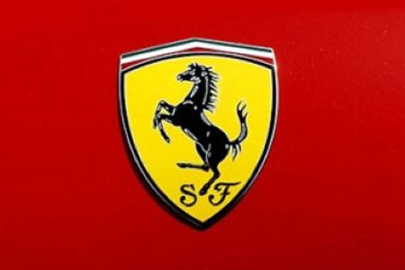 Ferrari có logo là biểu tượng tuấn mã tung vó trên nền vàng tươi thường có hai chữ cái SF (Scuderia Ferrari) ở dưới. Scuderia Ferrari chính là tên đội đua lừng danh của hãng. Ngoài ra, viền của logo còn là 3 màu trong quốc kỳ của Ý