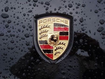 Logo của Porsche được cho là một trong những logo nổi tiếng nhất mọi thời đại khi dùng chính huy hiệu Ngựa Phi của công tước huyền thoại Francesco Baracca – người hùng trẻ tuổi của nước Ý. Những hình ảnh trong logo này còn thể hiện cảm hứng từ những trại ngựa mà vị công tước này từng bay qua