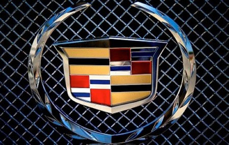 Logo của Cadillac chính là huy hiệu của nhà chỉ huy quân đội đồng thời là một nhà thám hiểm nổi tiếng xứ Pháp, ông Antoine de la Mothe Cadillac. Biểu tượng này gồm vương miện nhỏ ở phía trên và huy hiệu của dòng họ Cadilac nằm ở chính giữa, bao quanh là vòng nguyệt quế được cách điệu bằng vòng hoa tulip
