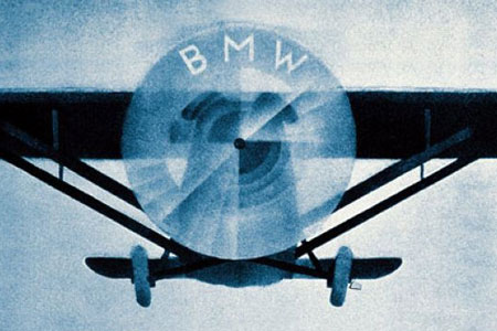 Song, trong suốt Thế chiến thứ nhất, BMW là nhà cung cấp chính các động cơ máy bay cho chính phủ Đức, nên biểu tượng này còn được cho là tượng trưng cho cánh quạt máy bay quay tròn của Bavarian Luftwaffe thời bấy giờ.