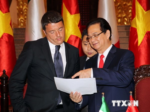 Thủ tướng Nguyễn Tấn Dũng và Thủ tướng nước Cộng hòa Italy Matteo Renzi trao đổi về tình hình trên biển Đông. (Ảnh: TTXVN)