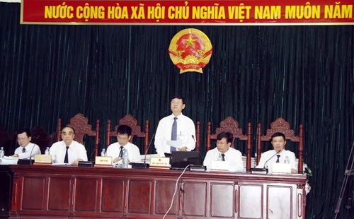 Chủ tọa Nguyễn Hữu Chính đọc kết luận vụ án