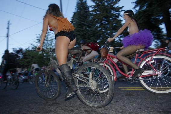Hình ảnh đạp xe khỏa thân trên đường phố Portland trong chương trìh Ngày đạp xe khỏa thân thế giới lần thứ 11