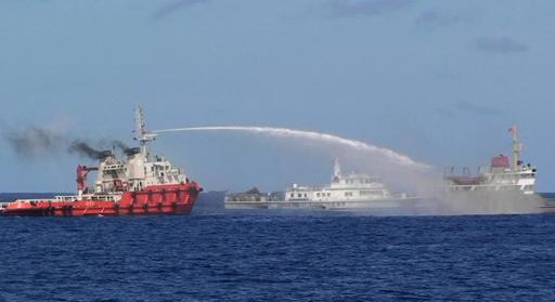 Hình ảnh tàu Trung Quốc phun vòi rồng tấn công tàu thực thi pháp luật của Việt Nam