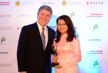 Ông Michael Gallagher, chủ tịch, người sáng lập Giải thưởng Stevie Awards trao giải cho đại diện Viettel tại Lễ trao giải Stevie châu Á – Thái Bình Dương 2014.