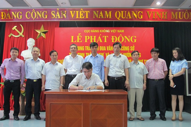 Thứ trưởng Phạm Quý Tiêu và lãnh đạo Cục Hàng không VN chứng kiến các đơn vị ký cam kết thực hiện 