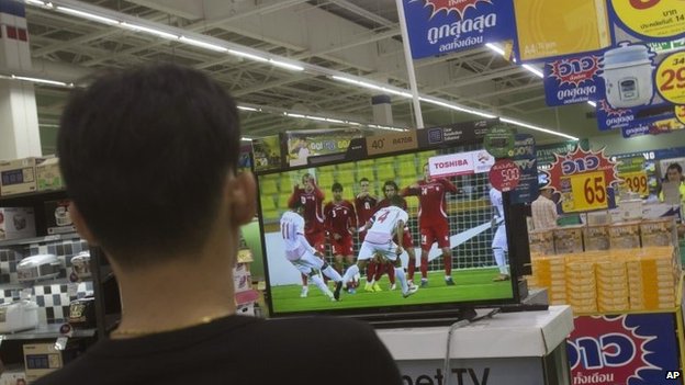Người người nhà nhà Thái Lan không còn nỗi lo bị cắt chiếu World Cup trong thời gian tới