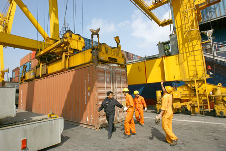 Các cảng biển tại khu vực Hải Phòng đua nhau giảm giá dịch vụ xếp dỡ container giúp các chủ tàu ngoại “ngư ông đắc lợi” 