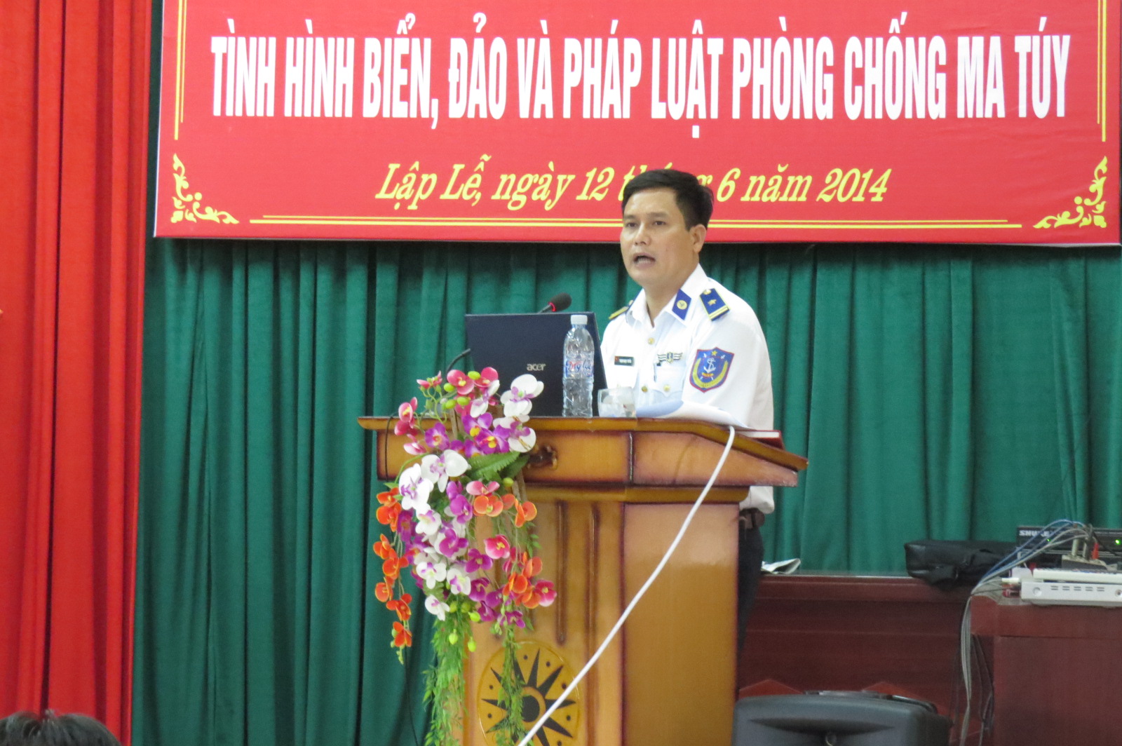Thiếu tá Phạm Ngọc Tuyển phát biểu tại hội nghị