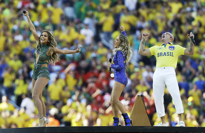 Lễ khai mạc Worl Cup 2014 mở màn với bài trình diễn rực rỡ sắc màu của nữ ca sĩ người Brazil Claudia Lette (giữa), nữ ca sĩ Jenifer Lopez (trái) và rapper Pitbull (phải)