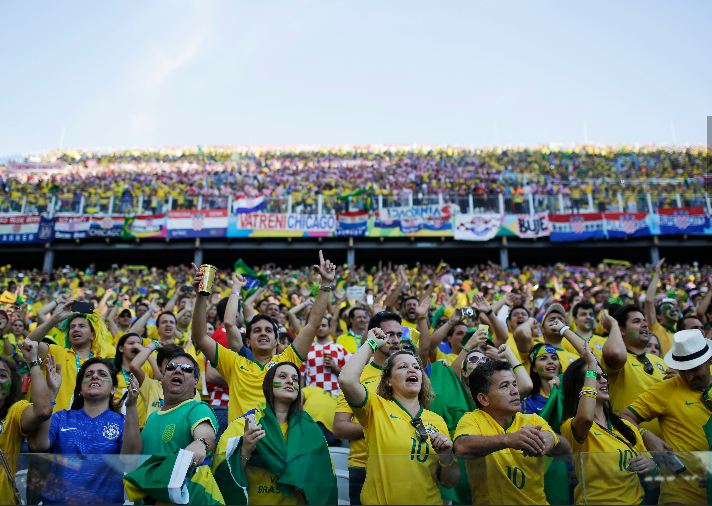 Những người hâm mộ bóng đá cuồng nhiệt tại Brazil hòa mình theo giai điệu sôi động của 