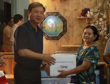 Bộ trưởng Đinh La Thăng thăm, tặng quà cựu TNXP