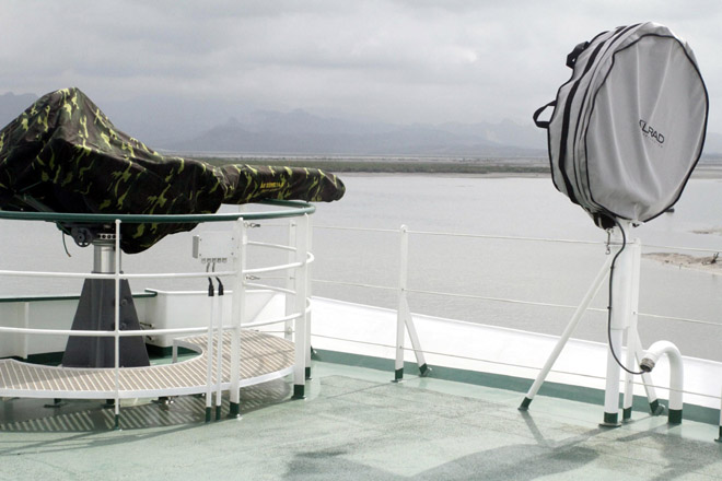 Súng máy 12,7mm và loa phóng thanh công suất lớn LRAD trang bị trên tàu
