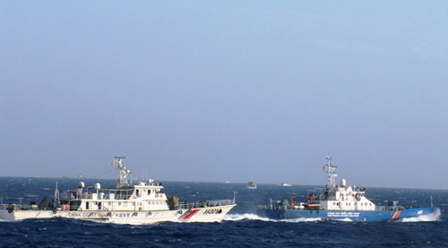 Tàu Trung Quốc dàn thành hàng ngang để chặn ép và đâm va tàu Việt Nam