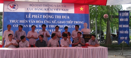 Đại diện các đơn vị đăng kiểm tại Hà Nội (trực thuộc Cục Đăng kiểm VN) ký giao ước thi đua