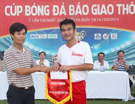 Đại diện Nhà tài trợ trao giải Vua phá lưới cho cầu thủ Nguyễn Xuân Đức