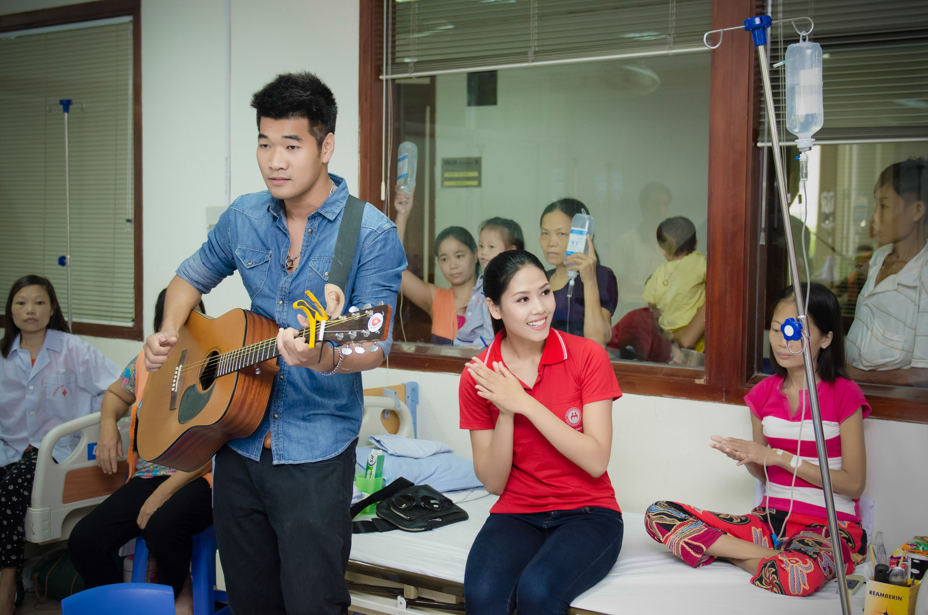  Sau đó, khi thăm các bệnh nhân nhí đang truyền dịch để đẩy sắt thừa ra thì Tạ QuangThắng cũng gần như khó hát tiếp được nên đàn ghi ta để Nguyễn Thị Loan hát. 