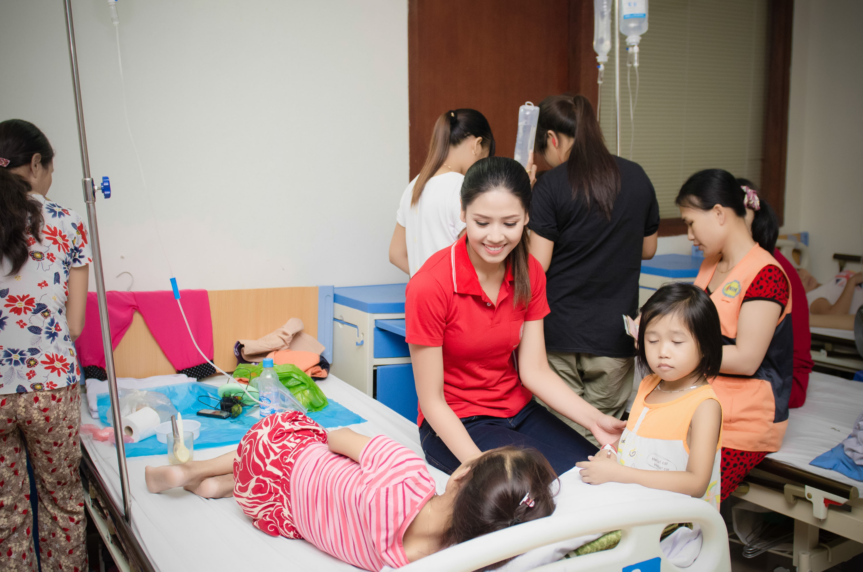  Nguyễn Thị Loan tham gia đi thăm hỏi các bệnh nhân tại phòng của các bệnh nhân Tan máu bẩm sinh ngay tại bệnh viện của Viện huyết học với rất nhiều các trường hợp hoàn cảnh đặc biệt.