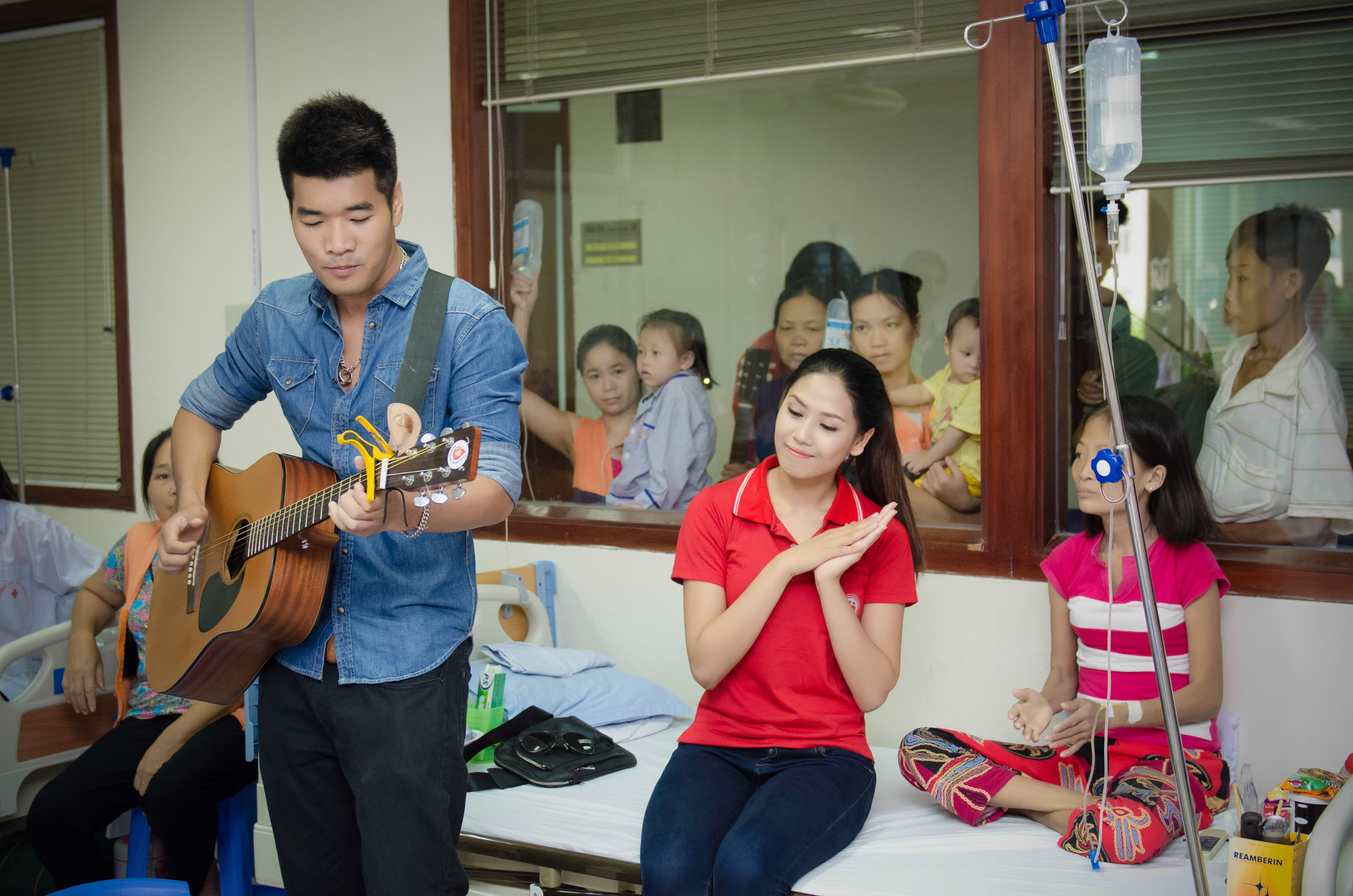 Ngoài ra, chương trình cũng có sự tham gia của khách mời đặc biệt là ca sĩ Tạ Quang Thắng- người đã đồng hành rất nhiều với các hoạt động hiến máu trong thời gian gần đây.