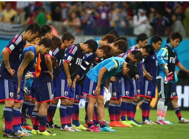 Các cầu thủ Nhật bản cúi đầu thay lời cám ơn các cổ động viên trung thành 