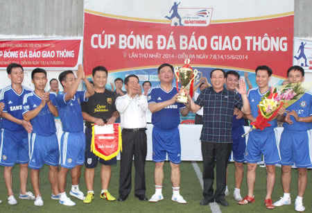 Thứ trưởng Bộ GTVT Nguyễn Hồng Trường trao cúp vô địch cho đội bóng PMU 2