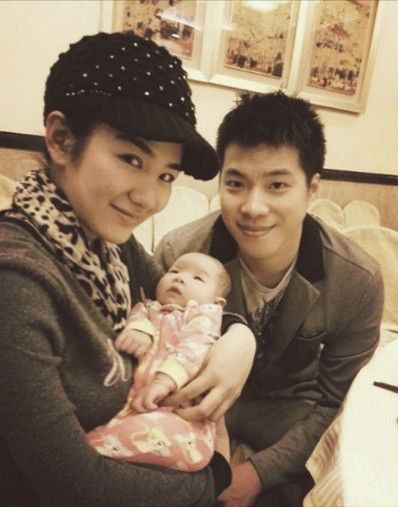 Vợ chồng Huỳnh Dịch khoe ảnh con gái mới sinh hồi đầu năm
