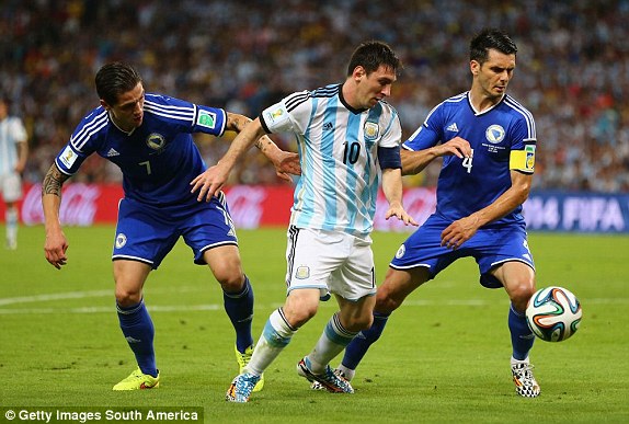 Messi và đồng đội chơi thất vọng trong trận ra quân
