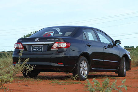 Giá bán Corolla Altis được các đại lý của Toyota điều chỉnh giảm đến 40 triệu đồng - Ảnh: Bobi