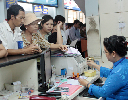 2 nhân viên ép hành khách mua vé sai tuyến bị đình chỉ công tác (Ảnh minh họa)