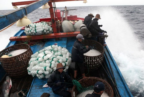 Ngư dân Phú Yên vươn khơi đánh bắt vùng biển xa. (Ảnh: Thế Lập/Vietnam+)