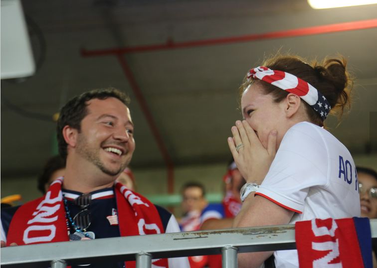 Cặp đôi fan hâm mộ đội tuyển bóng đá Mỹ