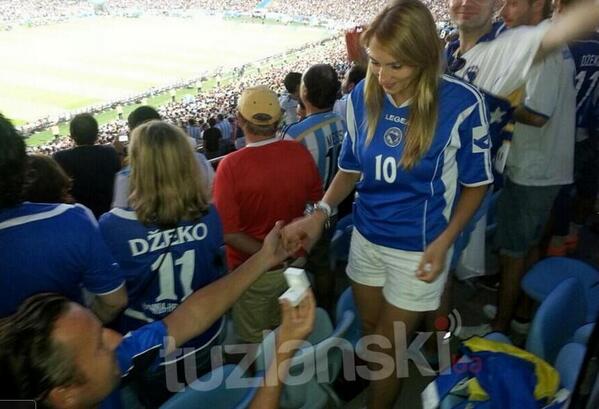 Màn cầu hôn của cặp đôi fan hâm mộ đội tuyển bóng đá Bosnia