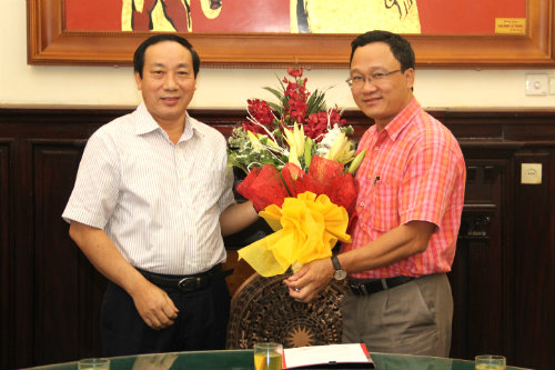 Ông Khuất Việt Hùng (người bên phải) tại buổi nhận quyết định giữ chức Vụ trưởng Vụ Vận tải