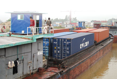 Tuyến đường thủy Quảng Ninh đi một số tỉnh phía Bắc hiện có hàng trăm tàu sông chở container đang hoạt động