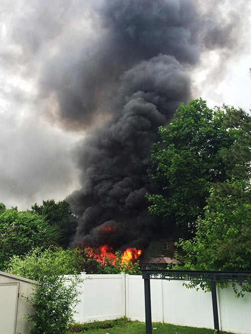 Ngọn lửa bốc lên sau khi chiếc máy bay bất ngờ đâm xuống sân sau của một ngôi nhà ở Long Island, Mỹ