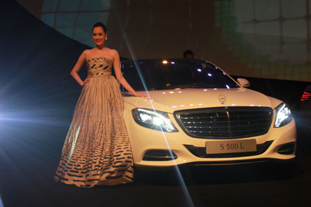 Chiếc sedan S500L phiên bản cải tiến là mẫu xe thương mại mới nhất của Mercedes-Benz trưng bày tại triển lãm 